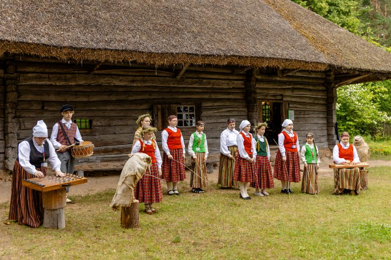 Folkloras kopu programma "Dindaru, dandaru, radu novadu rakstus"
