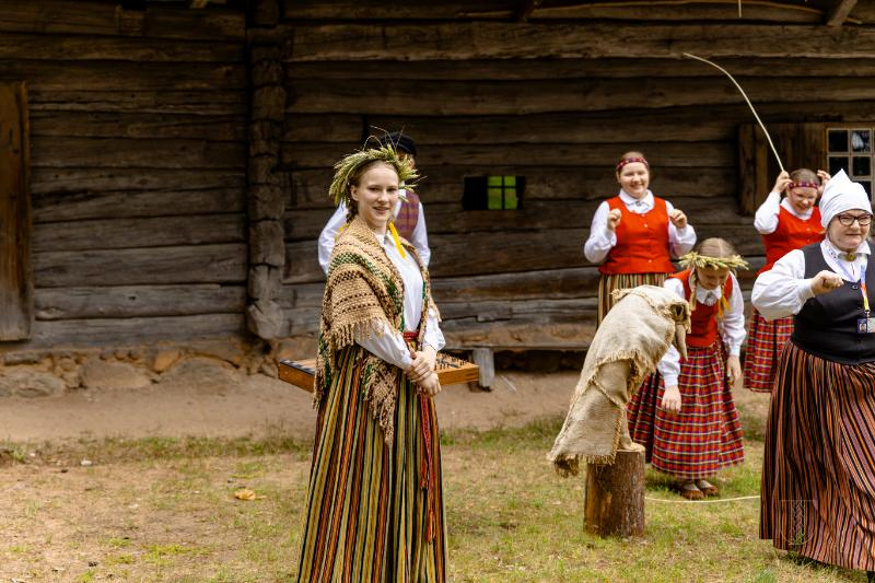 Folkloras kopu programma "Dindaru, dandaru, radu novadu rakstus"