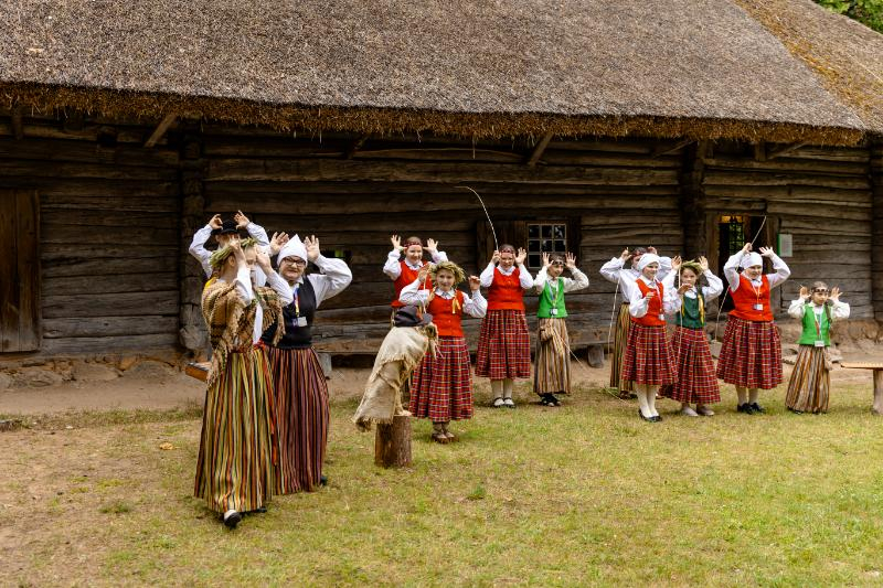 Folkloras kopu programma "Dindaru, dandaru, radu novadu rakstus"
