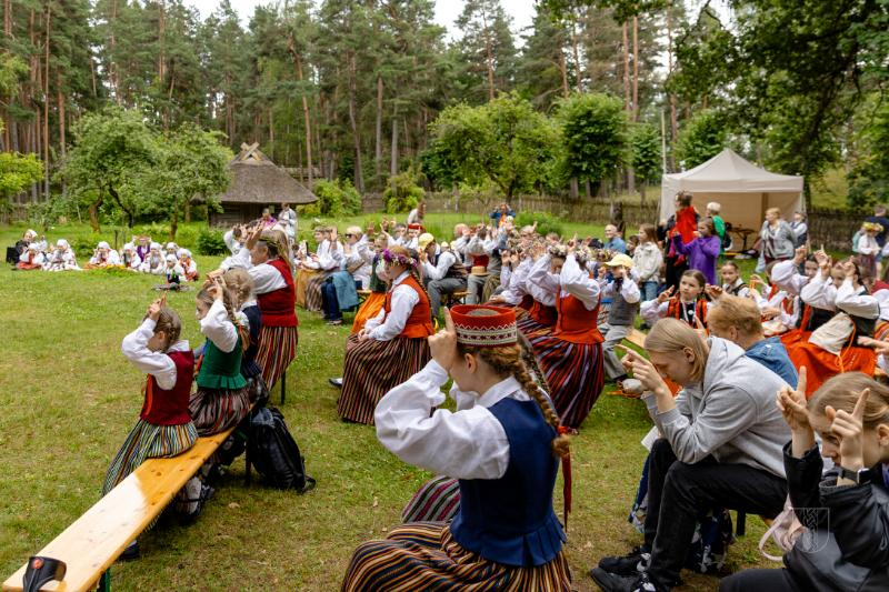 Folkloras kopu programma "Dindaru, dandaru, radu novadu rakstus"