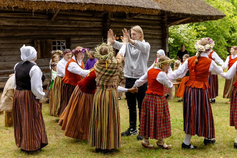 Folkloras kopu programma "Dindaru, dandaru, radu novadu rakstus"