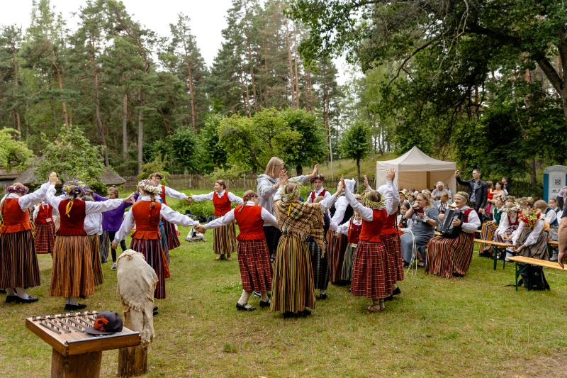 Folkloras kopu programma "Dindaru, dandaru, radu novadu rakstus"