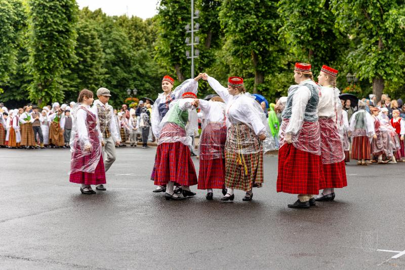 XIII Latvijas Skolu jaunatnes dziesmu un deju svētki