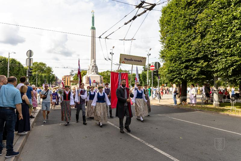 Ropažu novads skolēnu dziesmu svētku gājienā