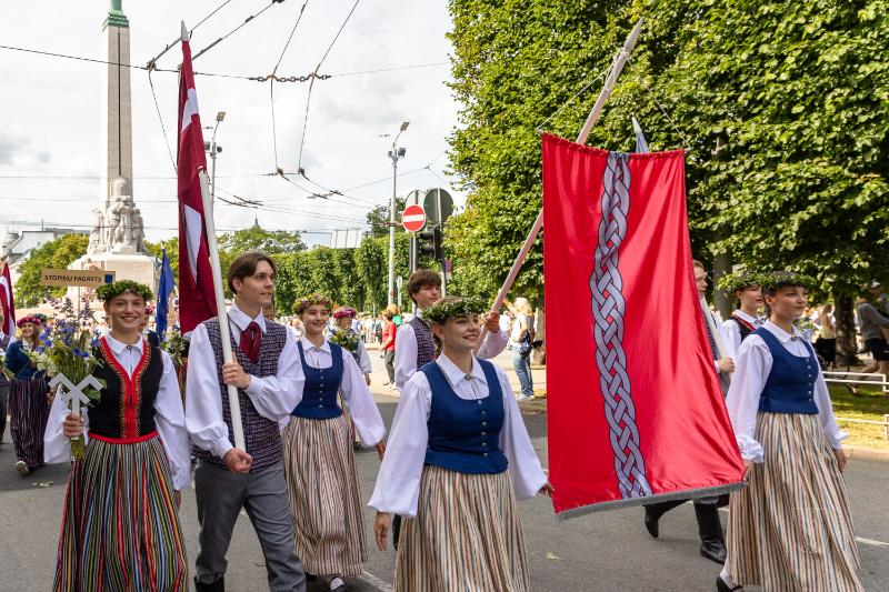 Ropažu novads skolēnu dziesmu svētku gājienā