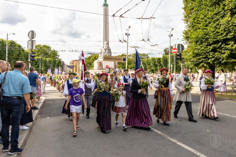 Ropažu novads skolēnu dziesmu svētku gājienā