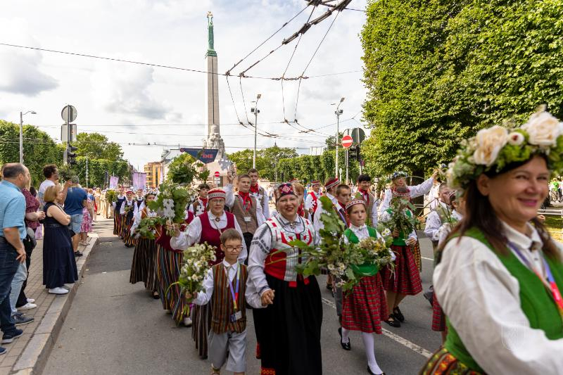 Ropažu novads skolēnu dziesmu svētku gājienā