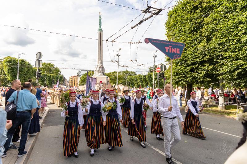 Ropažu novads skolēnu dziesmu svētku gājienā