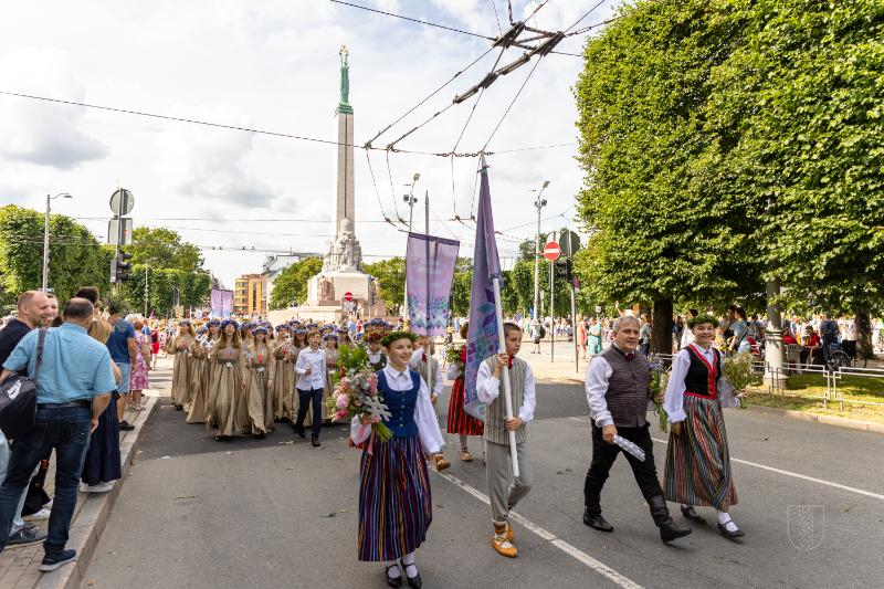 Ropažu novads skolēnu dziesmu svētku gājienā