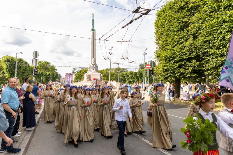 Ropažu novads skolēnu dziesmu svētku gājienā