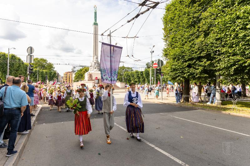 Ropažu novads skolēnu dziesmu svētku gājienā