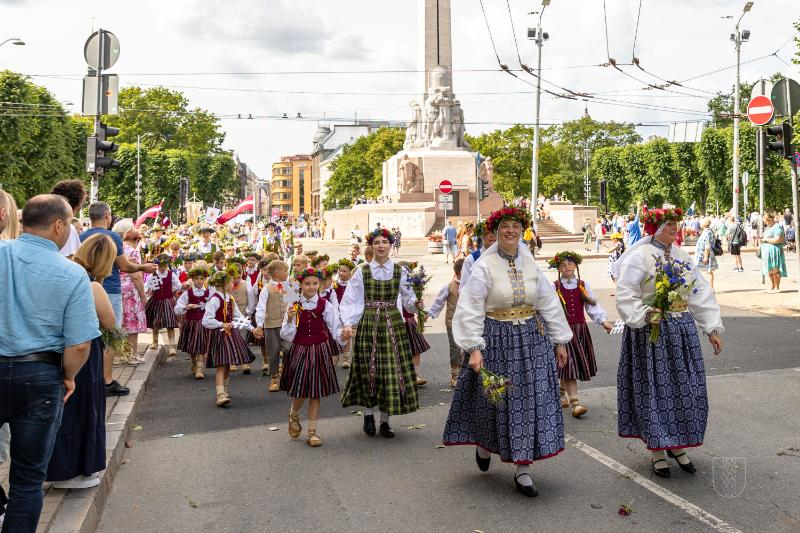 Ropažu novads skolēnu dziesmu svētku gājienā