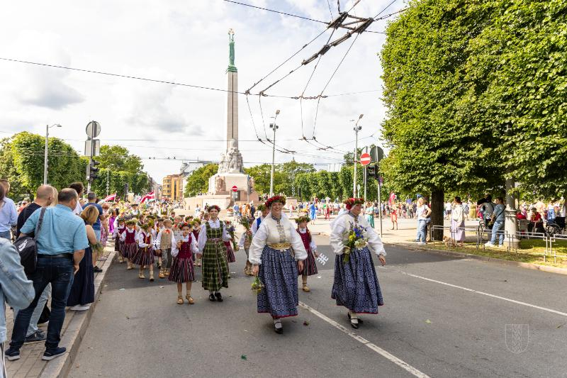 Ropažu novads skolēnu dziesmu svētku gājienā