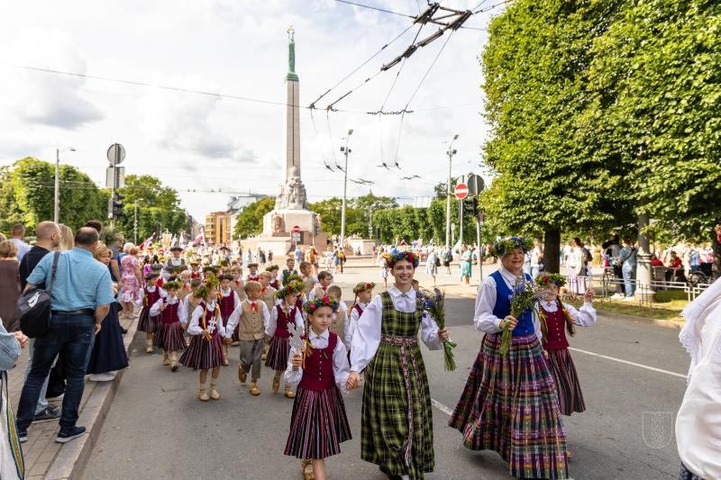 Ropažu novads skolēnu dziesmu svētku gājienā