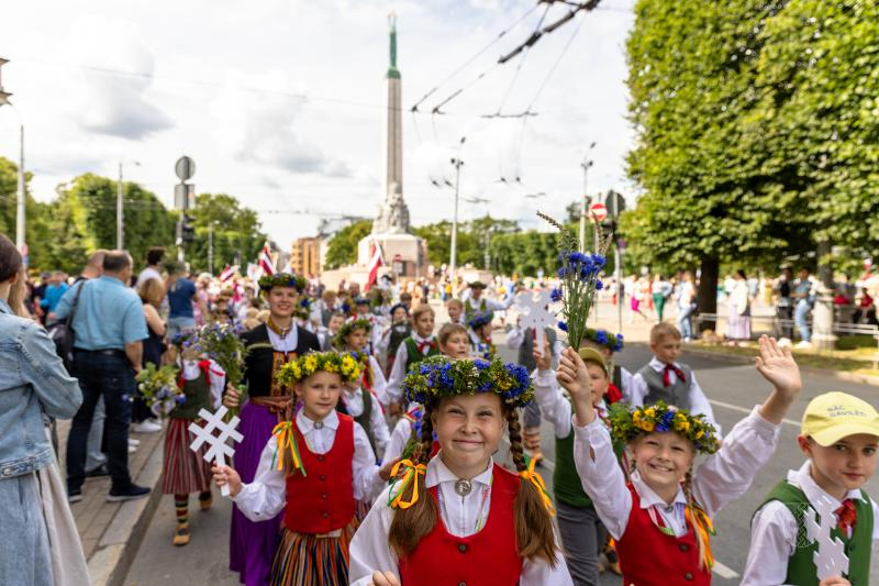 Ropažu novads skolēnu dziesmu svētku gājienā