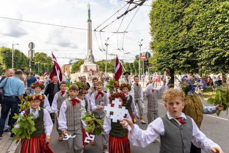 Ropažu novads skolēnu dziesmu svētku gājienā