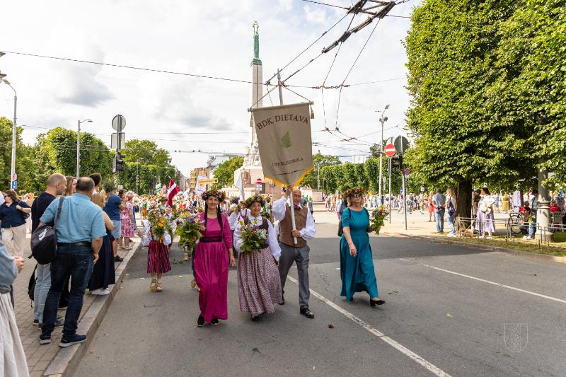 Ropažu novads skolēnu dziesmu svētku gājienā