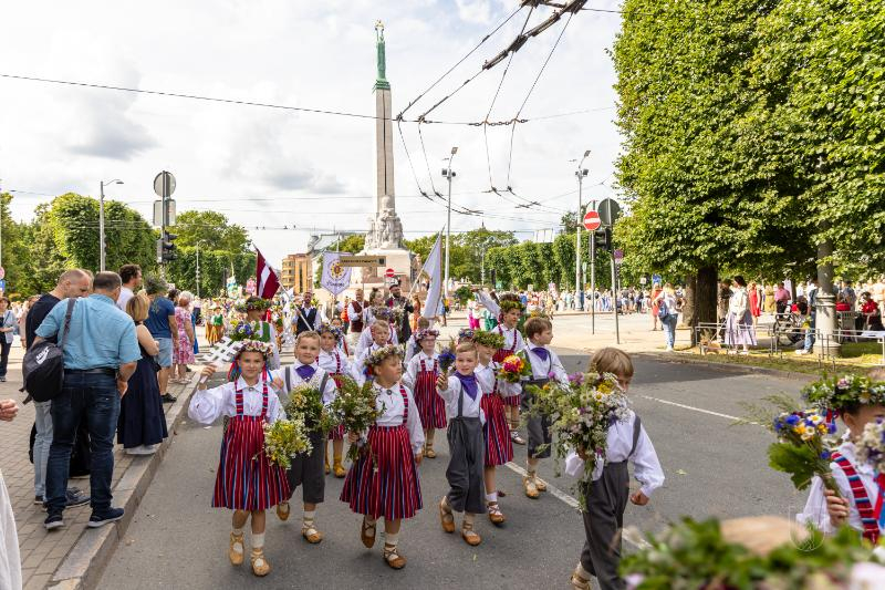 Ropažu novads skolēnu dziesmu svētku gājienā