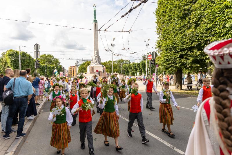 Ropažu novads skolēnu dziesmu svētku gājienā