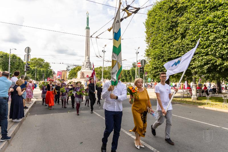 Ropažu novads skolēnu dziesmu svētku gājienā