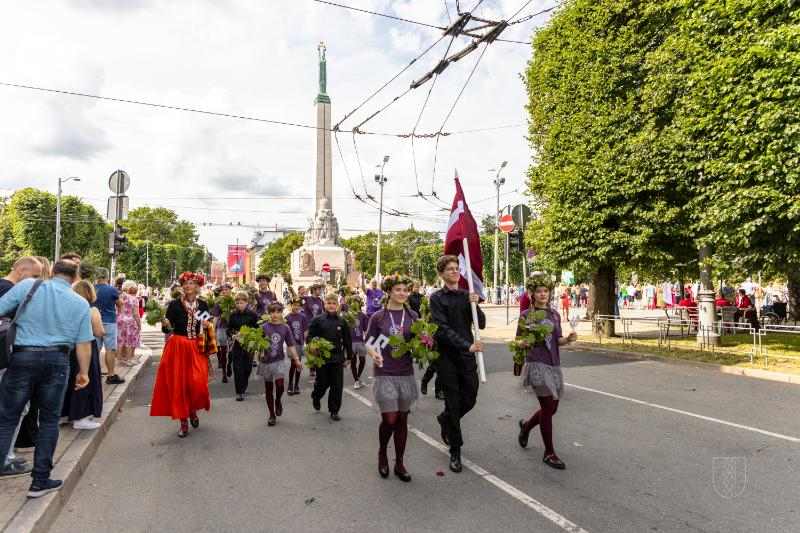 Ropažu novads skolēnu dziesmu svētku gājienā