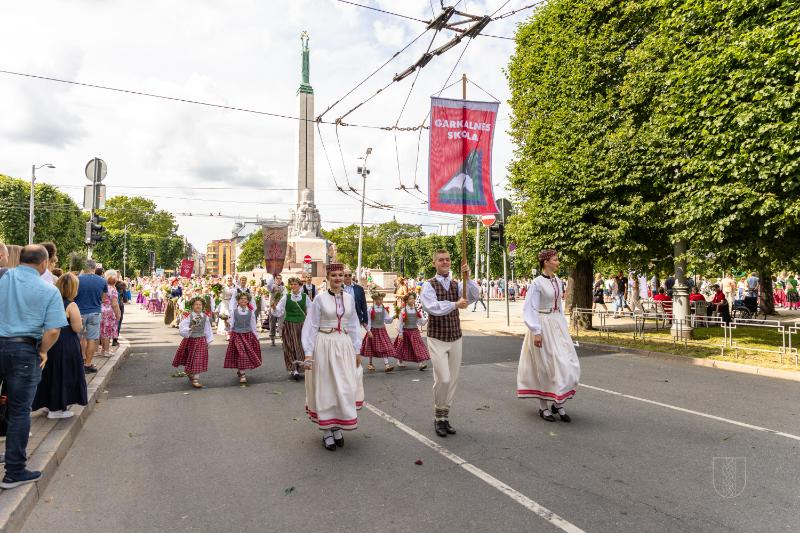 Ropažu novads skolēnu dziesmu svētku gājienā