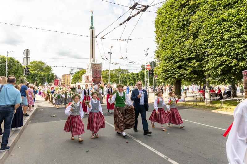 Ropažu novads skolēnu dziesmu svētku gājienā