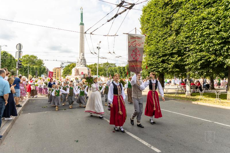 Ropažu novads skolēnu dziesmu svētku gājienā
