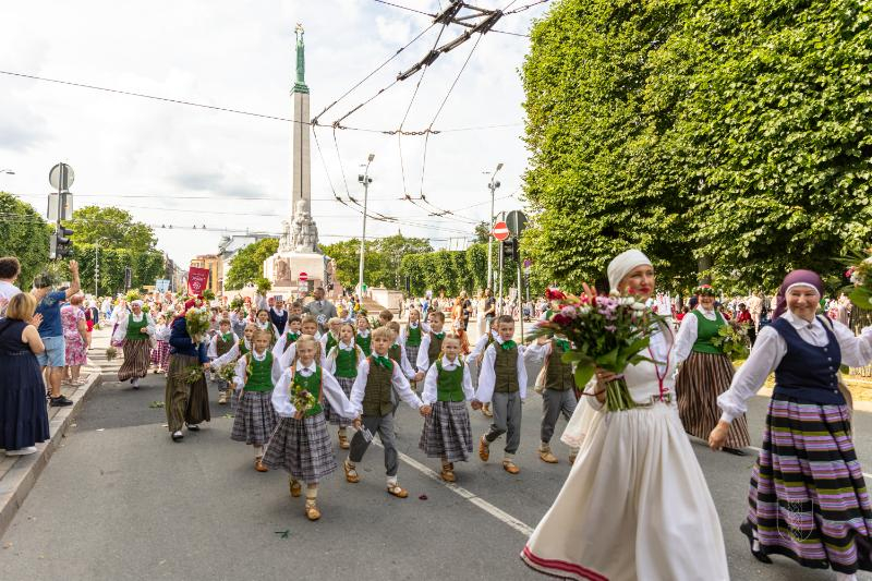 Ropažu novads skolēnu dziesmu svētku gājienā