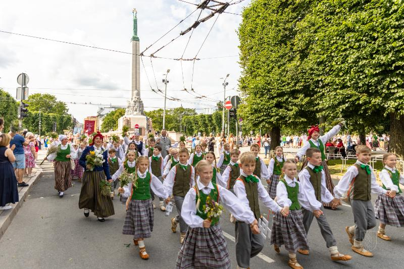 Ropažu novads skolēnu dziesmu svētku gājienā