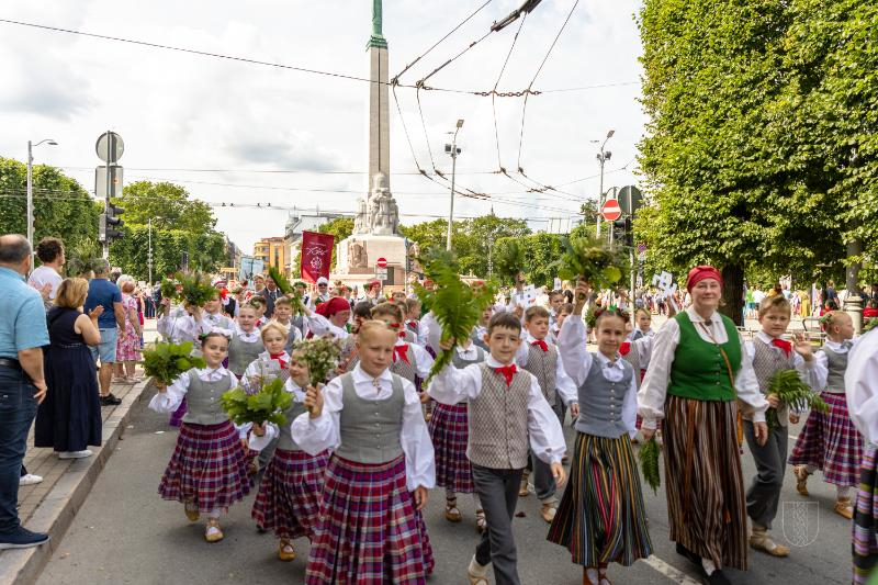 Ropažu novads skolēnu dziesmu svētku gājienā