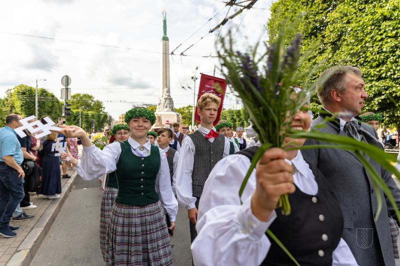 Ropažu novads skolēnu dziesmu svētku gājienā