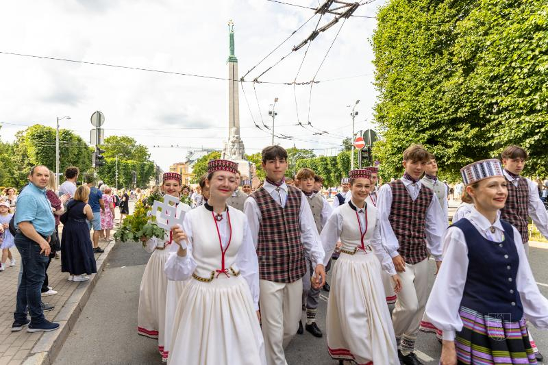 Ropažu novads skolēnu dziesmu svētku gājienā