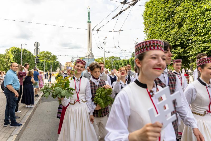 Ropažu novads skolēnu dziesmu svētku gājienā