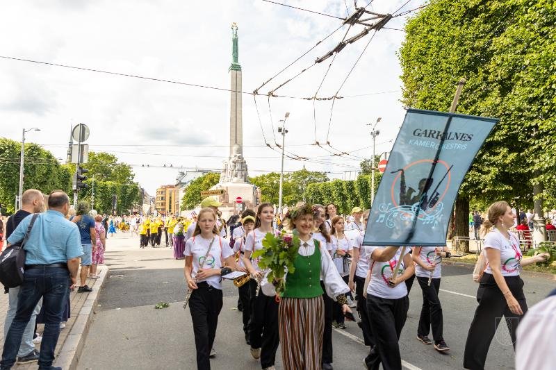 Ropažu novads skolēnu dziesmu svētku gājienā