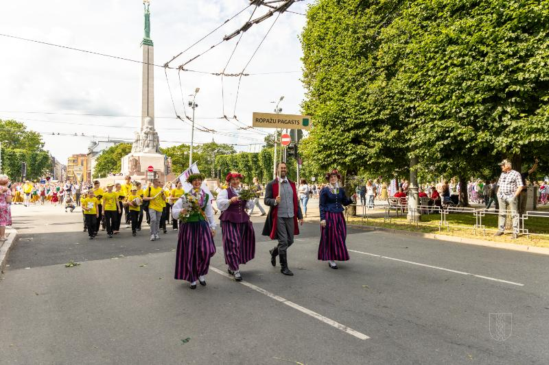 Ropažu novads skolēnu dziesmu svētku gājienā