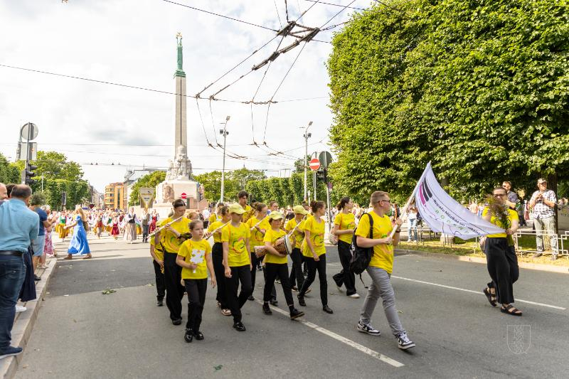 Ropažu novads skolēnu dziesmu svētku gājienā