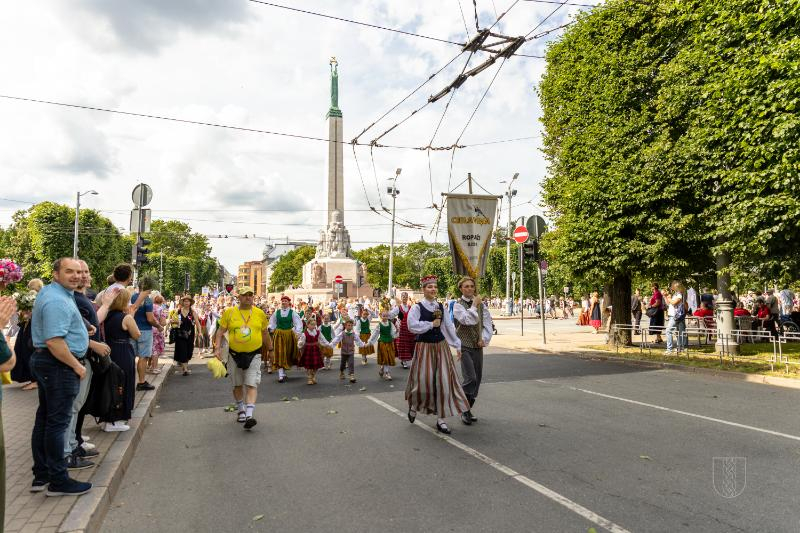 Ropažu novads skolēnu dziesmu svētku gājienā