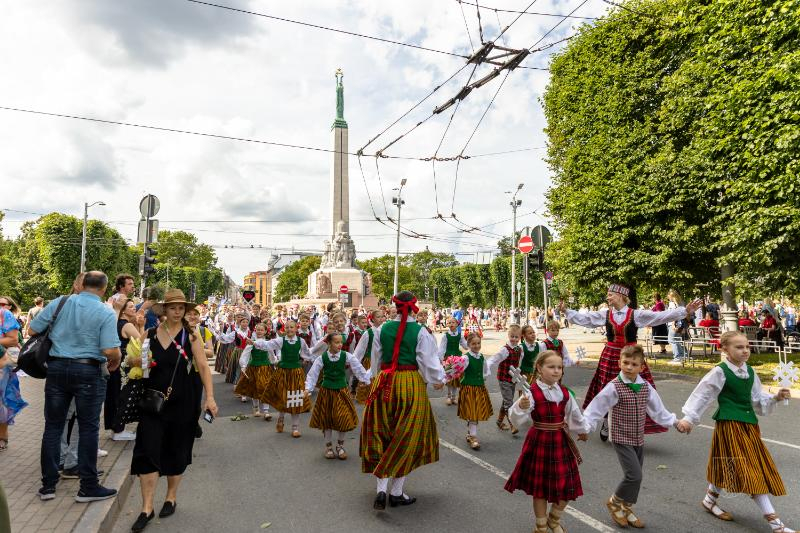 Ropažu novads skolēnu dziesmu svētku gājienā