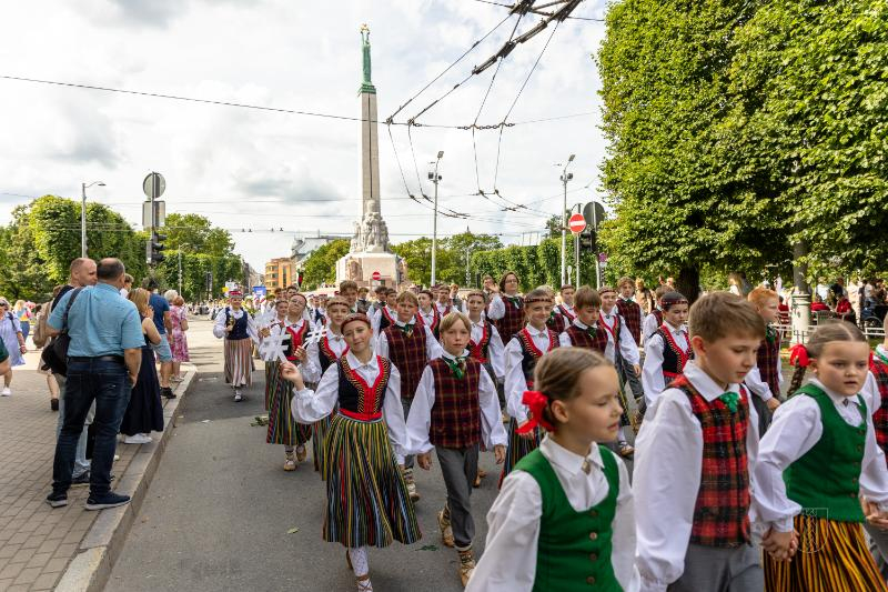 Ropažu novads skolēnu dziesmu svētku gājienā