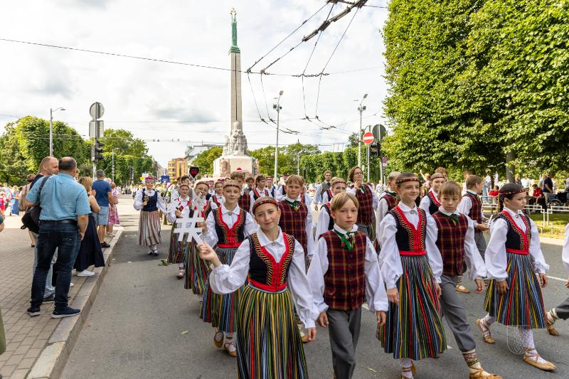 Ropažu novads skolēnu dziesmu svētku gājienā