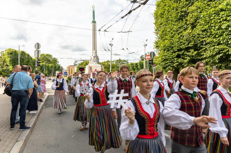 Ropažu novads skolēnu dziesmu svētku gājienā