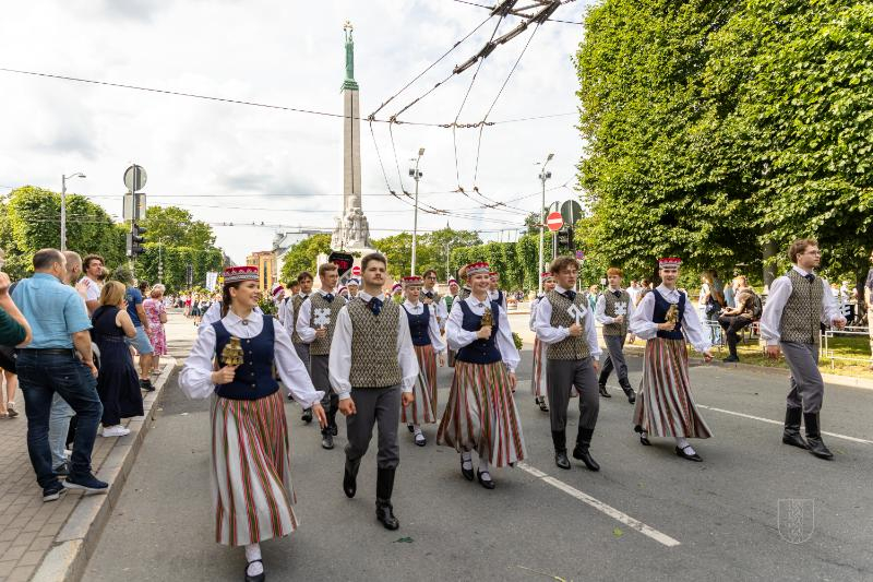 Ropažu novads skolēnu dziesmu svētku gājienā
