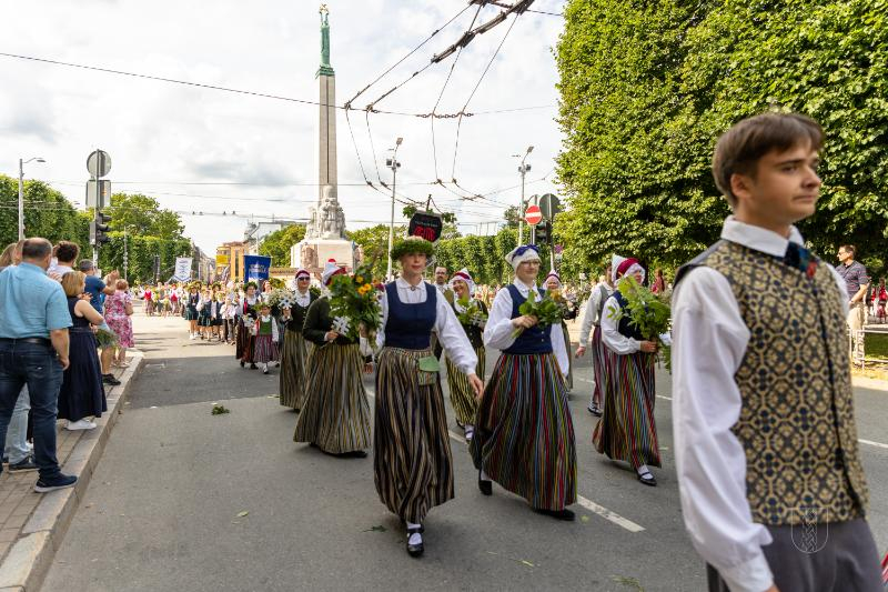 Ropažu novads skolēnu dziesmu svētku gājienā