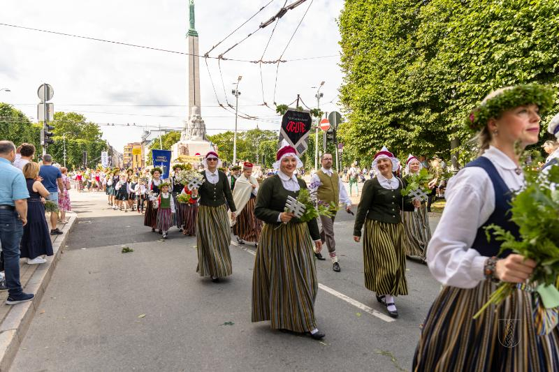 Ropažu novads skolēnu dziesmu svētku gājienā