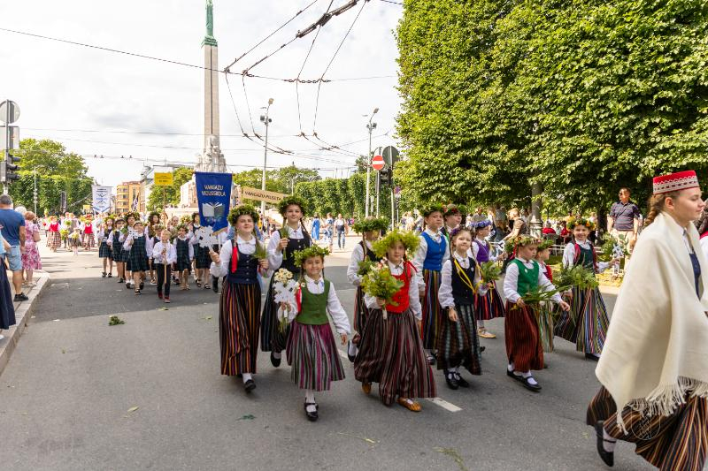 Ropažu novads skolēnu dziesmu svētku gājienā