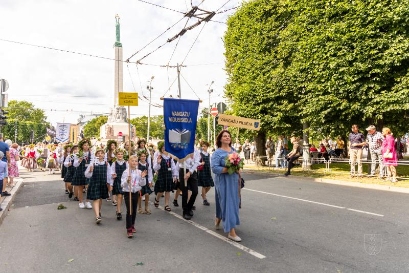 Ropažu novads skolēnu dziesmu svētku gājienā