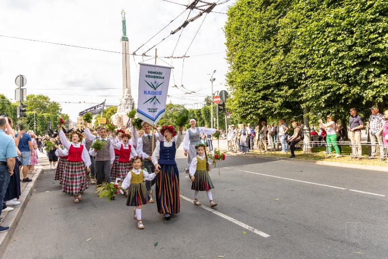 Ropažu novads skolēnu dziesmu svētku gājienā