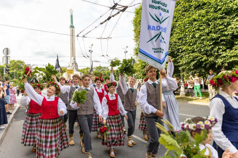 Ropažu novads skolēnu dziesmu svētku gājienā