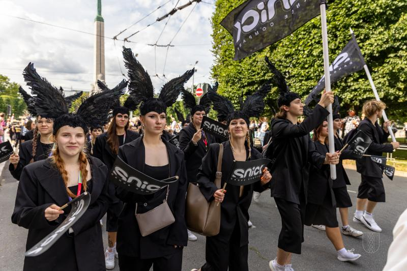 Ropažu novads skolēnu dziesmu svētku gājienā